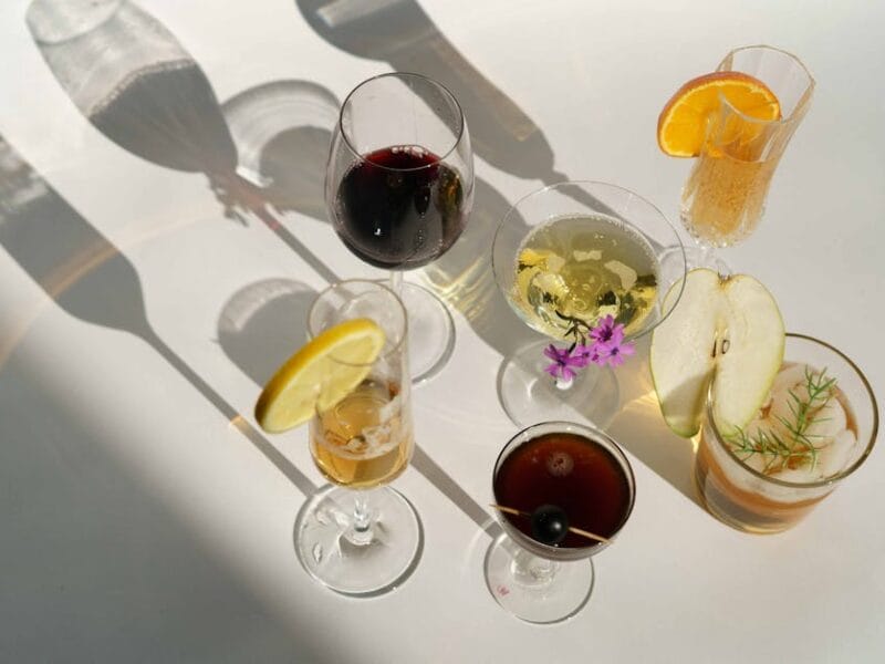 Cocktails colorés : l’art de la mixologie