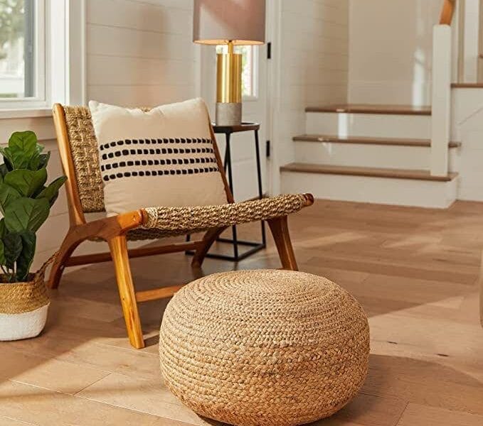 7 Façons de Décorer Magnifiquement les Petits Espaces avec des Poufs en Jute