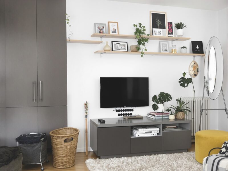 Optimiser les petits espaces : des solutions de rangement intelligentes à la décoration murale