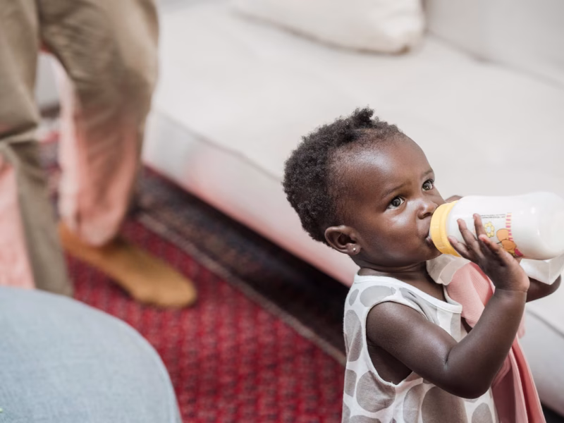 Le top 5 des tasses d’apprentissage pour bébés et le biberon d’adieu !