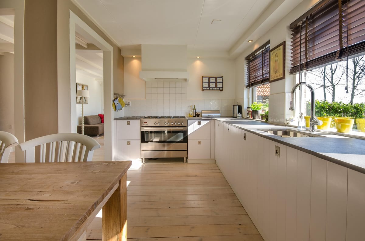 Rangement en cuisine : comment utiliser des palettes pour s’organiser ?