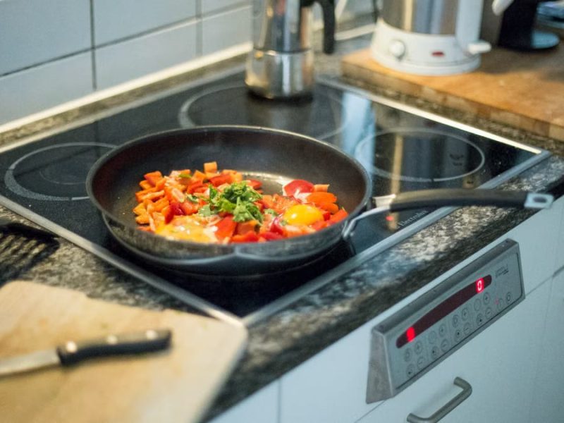 Techniques cuisine débutants : 5 gestes à maîtriser