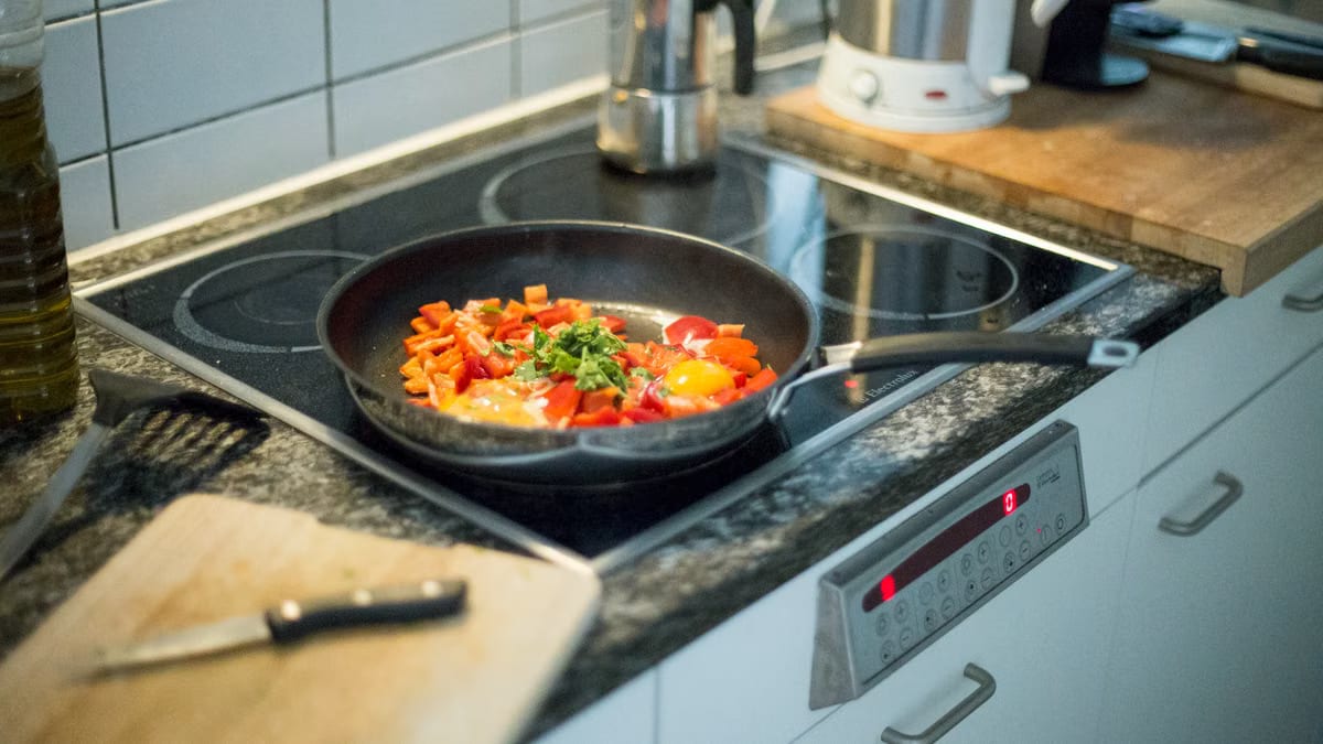 Techniques cuisine débutants : 5 gestes à maîtriser